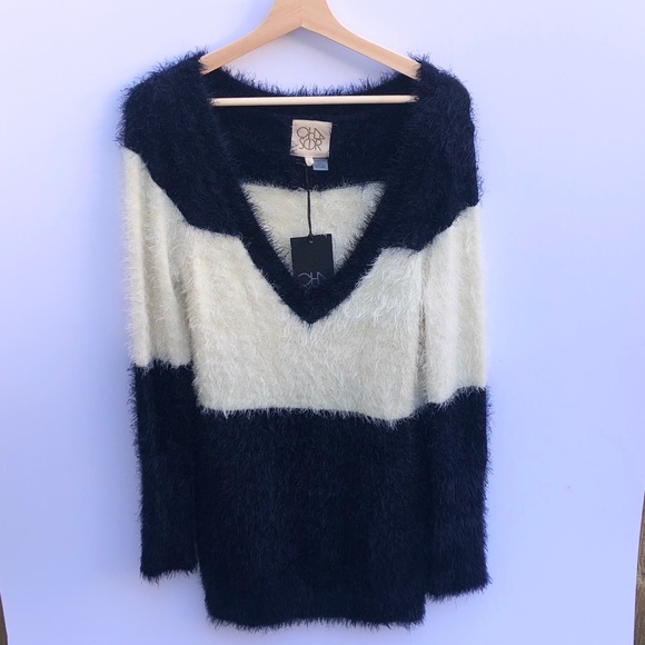 Chaser Sweaters - NWT Chaser Navy and White Fuzzy V-Neck Sweater